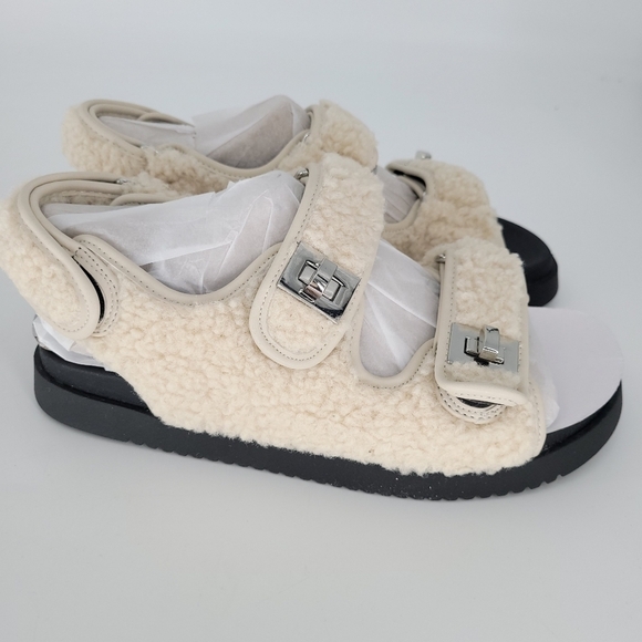 STEVE Madden Margie flat sandals with buckles in cream faux sherpa quilt size 8 - Picture 3 of 8